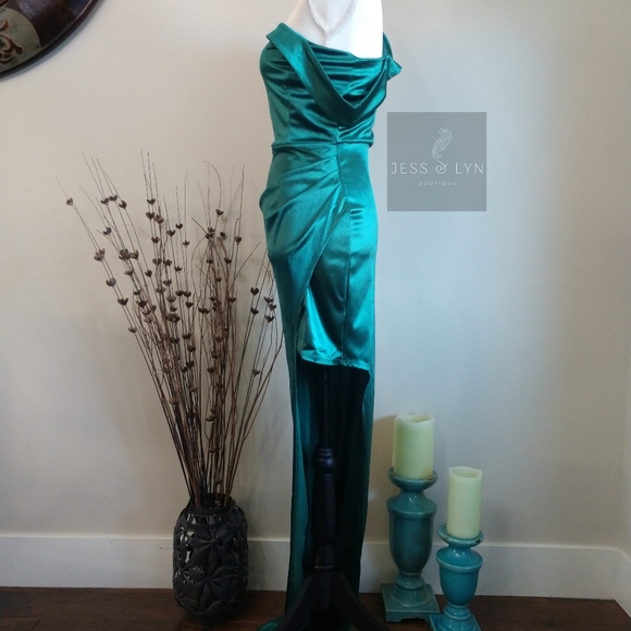 🆕Emerald Green Asymmetrical Evening Gown - Picture 7 of 15